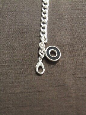 Bracelet vintage. Siver tone with circle charm. Size 6.75. Danecraft. Good.